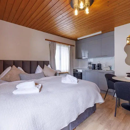 Luxe Walk To Lifts شقة